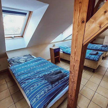 Pod Starymi Lipami Homestay *